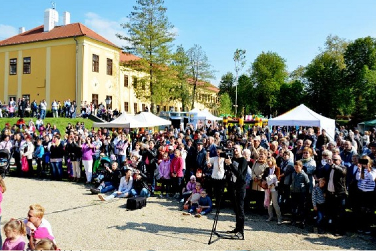 Családi majális Kapuváron a Várárokban