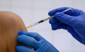 Az EMA minden 18 év felettinek megfontolásra ajánlja az emlékeztető oltás beadását a Moderna vakcinájából