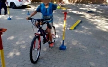 Rendőrök tanították a gyerekeket a biztonságos kerékpáros közlekedésre