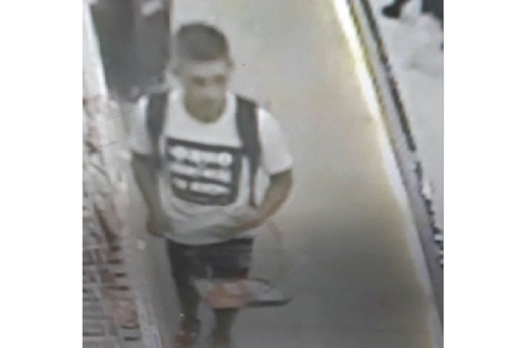 Felismeri? 12 parfümöt lopott el egy illatszerüzletből.