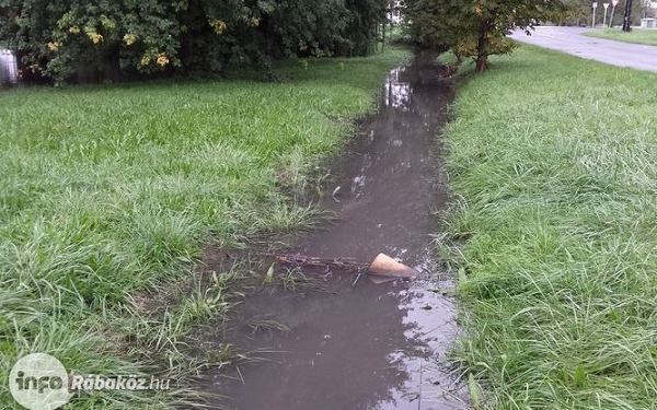 A nagy eső fokozottan terheli a vízelvezető árkokat