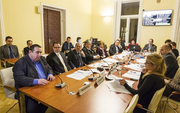 Vasárnapi pihenőnap - Erdösiné népszavazási kérdését hitelesítette az NVB, az MSZP-ét elutasította