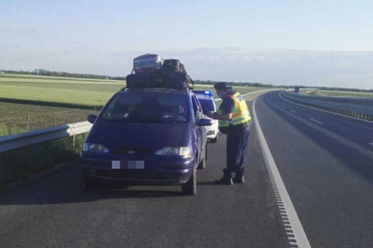 12 embert és 20 csomagot találtak ebben az autóban