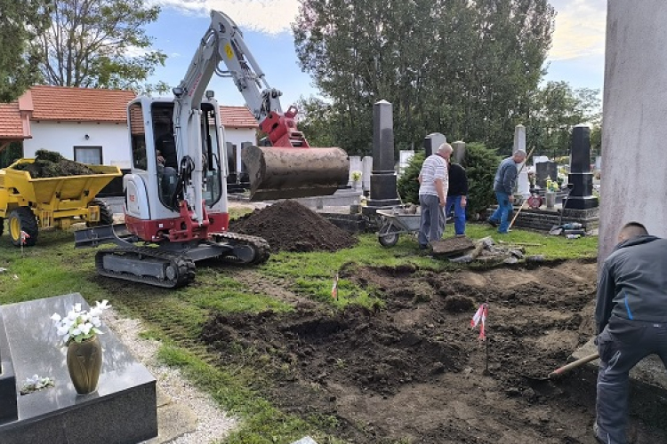 Társadalmi munkában építettek járdát a temetőben Rábatamásiban