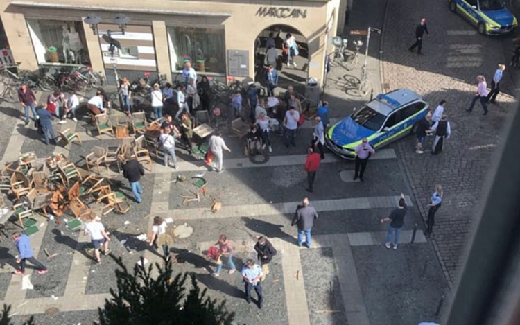 Tömegbe hajtott egy kisteherautó a németországi Münsterben, többen meghaltak